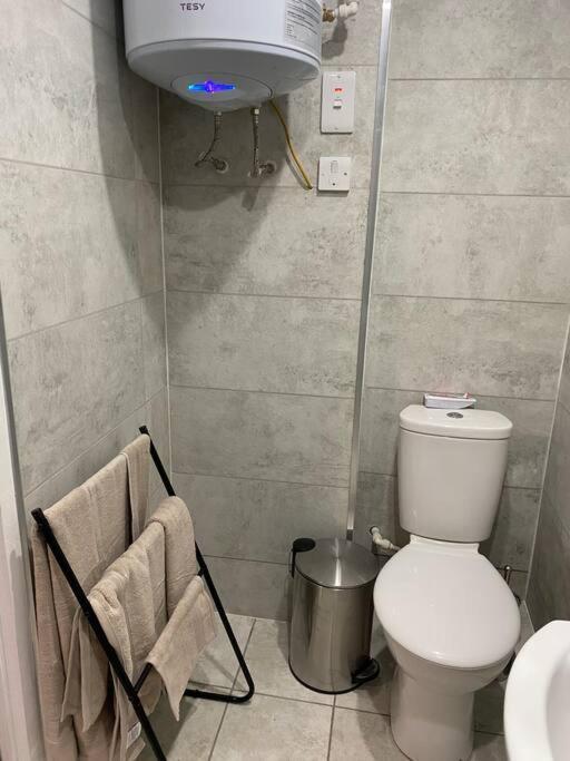 A Spacious Double Bed Studio Stoke-on-Trent 外观 照片