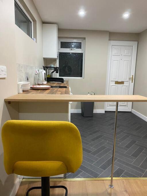 A Spacious Double Bed Studio Stoke-on-Trent 外观 照片
